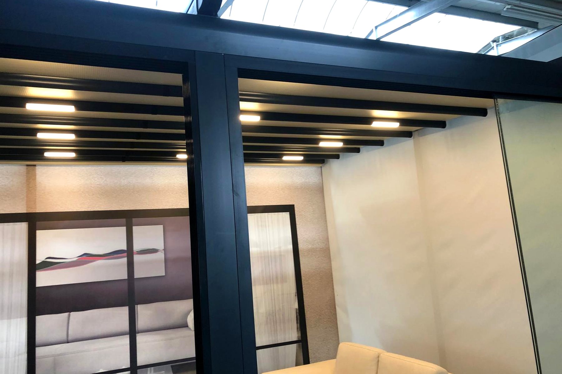 Pergola mit Lamellendach und integrierter LED-Beleuchtung von innen gesehen
