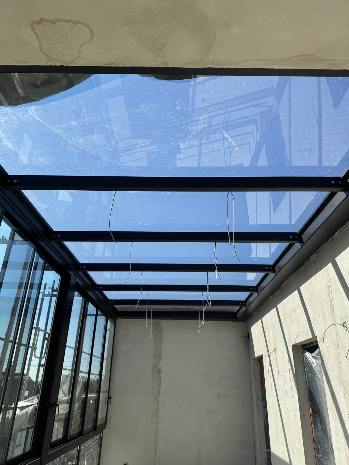 Detailansicht der Dachkonstruktion einer Glasüberdachung mit Aluminiumprofilen