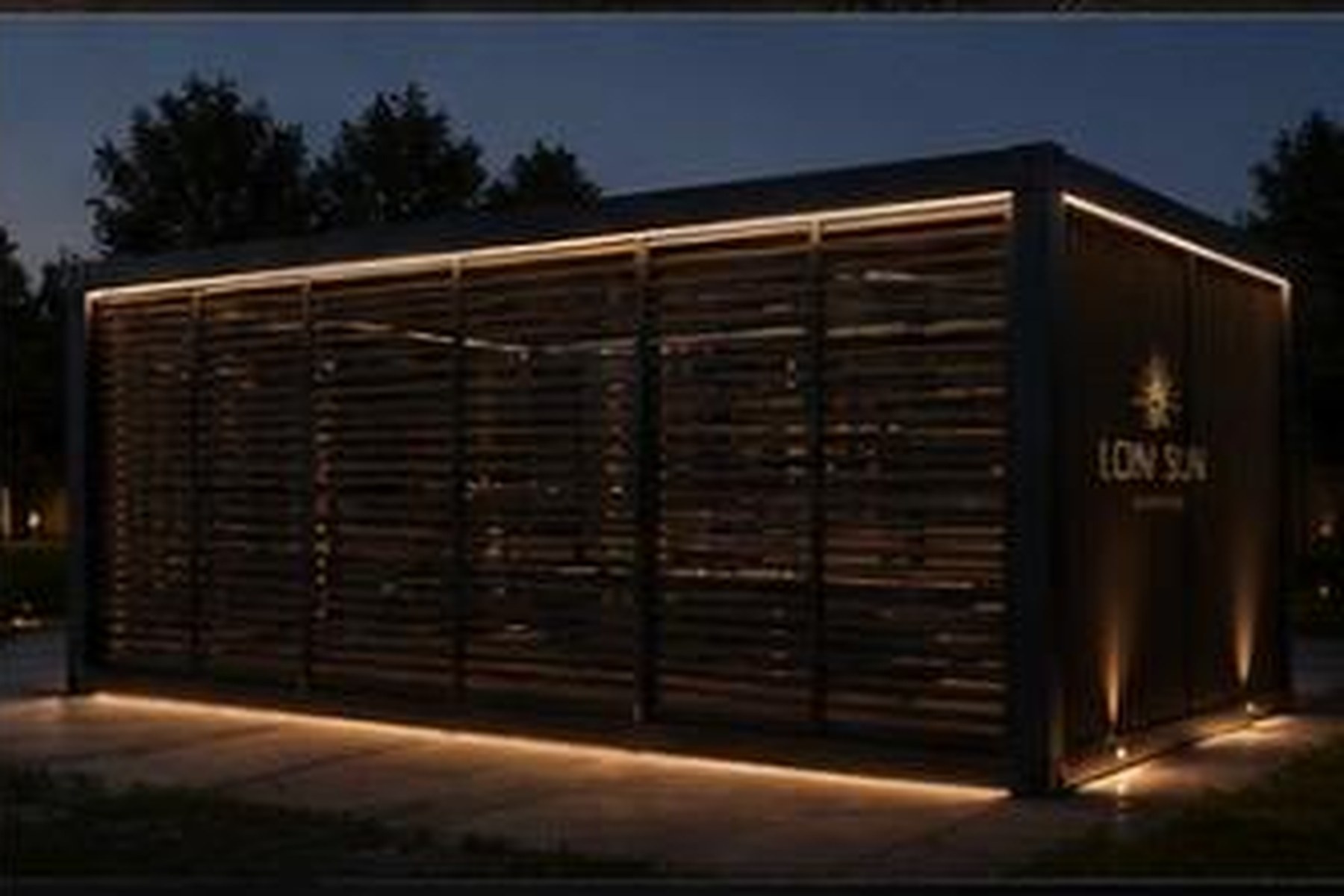 Geschlossene Lamellenfassade des LONI SUN SPA CUBE mit LED-Lichtfuge am Boden