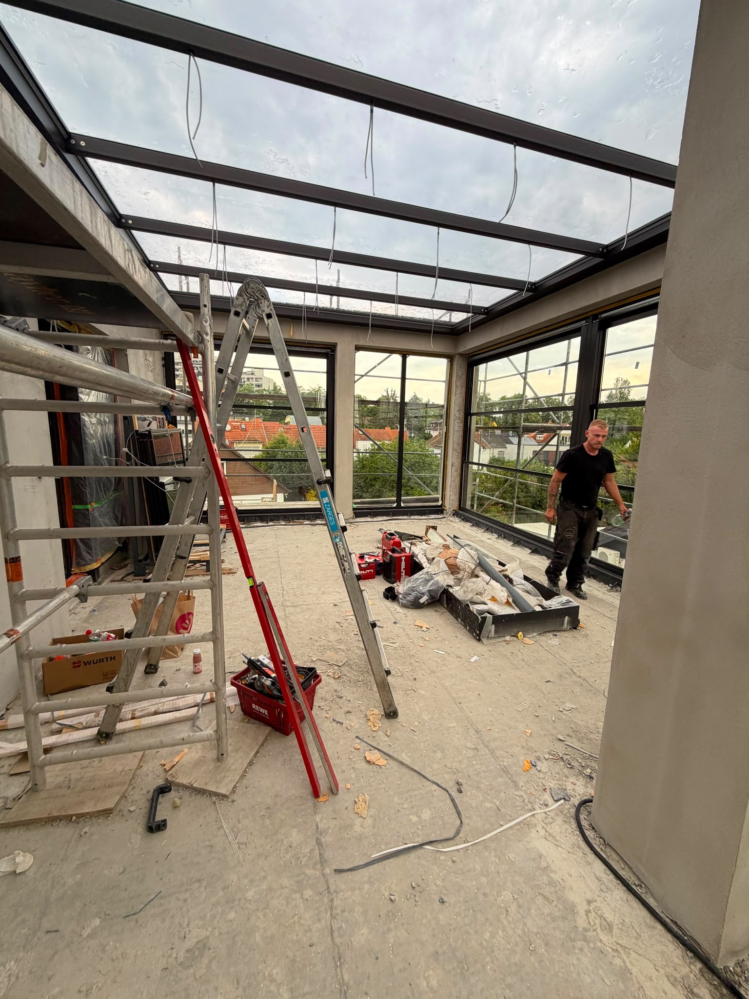 Montage einer Terrassenüberdachung durch das LONI SUN Team auf der Baustelle