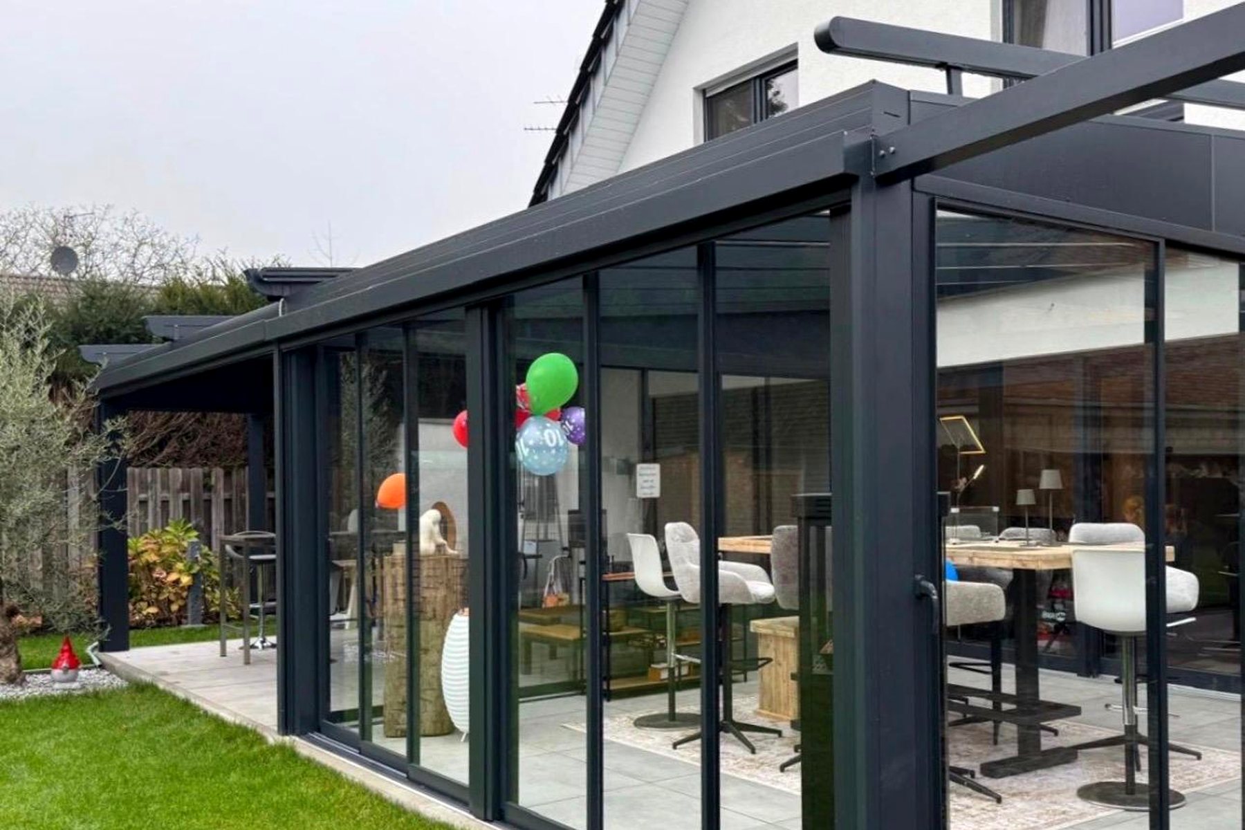 Eckverglasung eines Terrassenanbaus mit anthrazitfarbenen Aluminiumprofilen