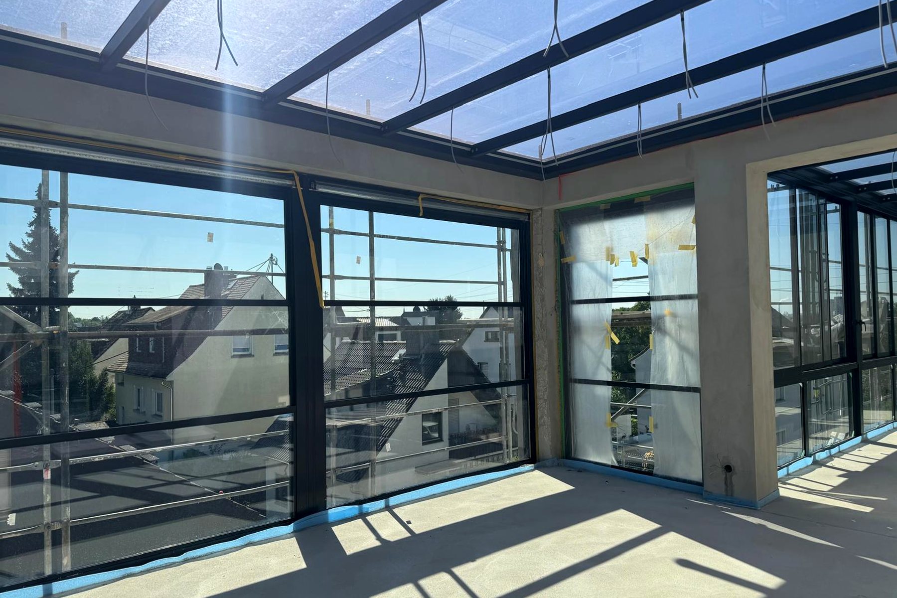 Panoramaverglasung über Eck mit schlanken Profilen und Ausblick